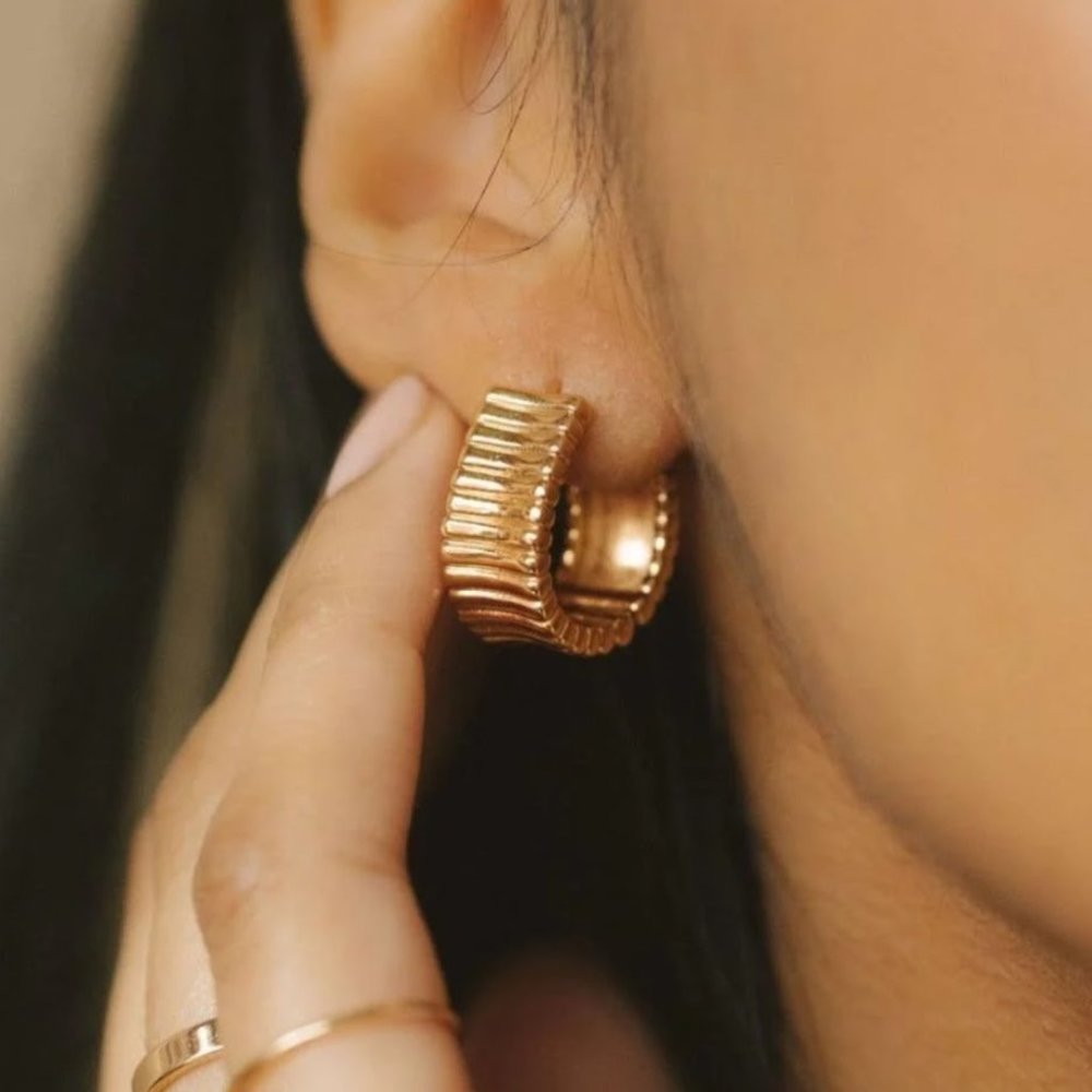 Melanie Auld Toronto 14k gold oval vermeil scalloped hoops earrings